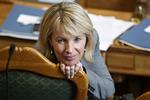 chefforhandler. Lene Espersen forhandlede som erhvervsminister bankpakke 2 på plads i 2009. Bankpakken opgav en såkaldt 'upside-model', som ville give staten milliardgevinst, hvis bankernes aktier sidenhen ville stige igen. Det gjorde de. 