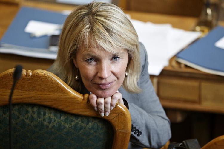 chefforhandler. Lene Espersen forhandlede som erhvervsminister bankpakke 2 på plads i 2009. Bankpakken opgav en såkaldt 'upside-model', som ville give staten milliardgevinst, hvis bankernes aktier sidenhen ville stige igen. Det gjorde de. 