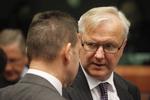 donor. EU's økonomikommissær, Olli Rehn, mødes i dag med de 17 finansministre fra eurolandene for at tage stilling til, om grækerne har gjort sig fortjent til at få udbetalt 230 milliarder kroner i krisehjælp. 