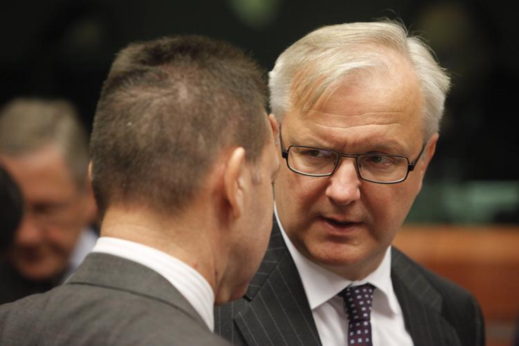 donor. EU's økonomikommissær, Olli Rehn, mødes i dag med de 17 finansministre fra eurolandene for at tage stilling til, om grækerne har gjort sig fortjent til at få udbetalt 230 milliarder kroner i krisehjælp. 