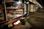 Tragisk. Det tilsyneladende meningsløse drab på 21-årige Jonas Thomsen Sekyere har berørt mange, og allerede kort efter drabet blev der lagt blomster ved Bakken. Senere voksede mængden af blomster og lys betydeligt. 