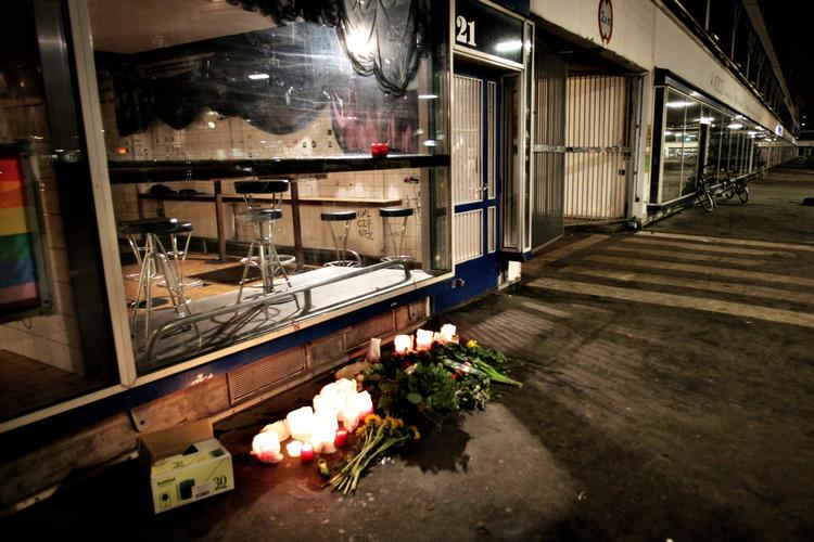 Tragisk. Det tilsyneladende meningsløse drab på 21-årige Jonas Thomsen Sekyere har berørt mange, og allerede kort efter drabet blev der lagt blomster ved Bakken. Senere voksede mængden af blomster og lys betydeligt. 