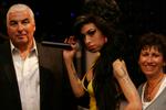 Beskytter. Mitch Winehouse ses her med en voksfigur af sin berømte datter. Til højre er det moren Janis Winehouse. 