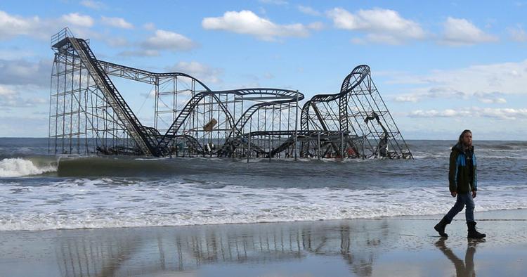 ATTRAKTION. Borgmesteren i den populære badeby, Seaside Heights, synes, at den oversvømmede rutschebane skal blive for turisternes fornøjelse. 