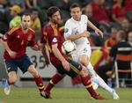 Verdensklasse. Xabi Alonso og Andres Iniesta (t.v.) i kamp med Frankrigs Yohan Cabaye i EM-kvartfinalen tidligere i år. 