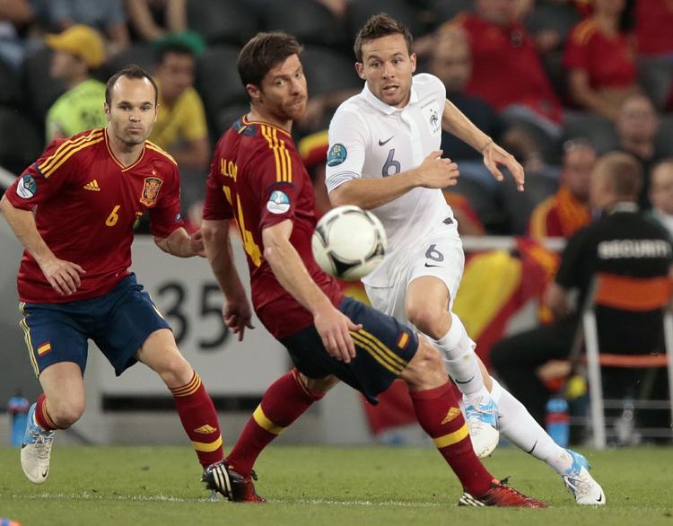 Verdensklasse. Xabi Alonso og Andres Iniesta (t.v.) i kamp med Frankrigs Yohan Cabaye i EM-kvartfinalen tidligere i år. 
