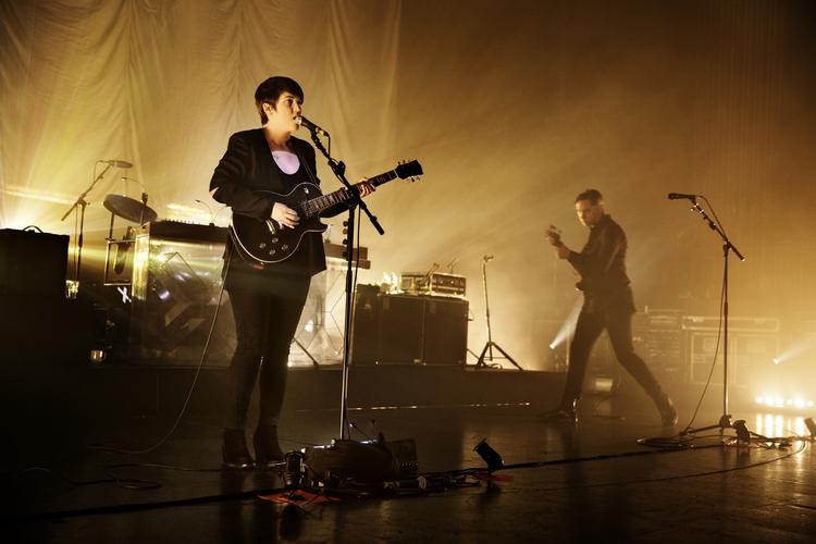 Indiedarlings. Engelske The xx, hvor bassist Oliver Sim i baggrunden lægger grundlaget for sangerinde og guitarist Romy Madley Crofts skælvende vokal. 