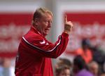 Stop! I en landskamp mod Schweiz måtte Bo Johansson tale dunder til sine spillere på det danske fodboldlandshold. Den løftede pegefiner hjalp, og Danmark vandt 2-1. 