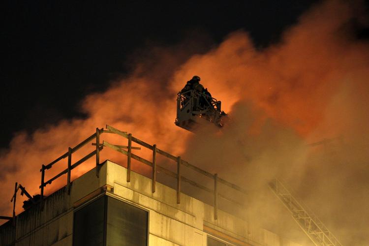 Brand. Flammerne står højt flere steder på den kommende skole på Teglholmen. 