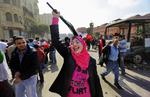 Frihedssang. Kunst og kultur kan trænge igennem med forandrende budskaber i udviklingslandene, mener både kultur- og udviklingsministeren.  Her en egyptisk demonstration i Kairo. 