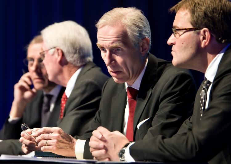 forsvar. Peter Straarup (nr. 2 fra højre) var med til at forhindre, at bankpakke 2 indeholdt en såkaldt upsidemodel, som ville give staten en gevinst på senere kursstigninger i Danske Bank. Til højre i billedet ses bankens nuværende ordførerende direktør, Eivind Kolding, som har sendt sin  pressechef på banen for at svare på den voldsomme kritik, banken er blevet udsat for. 