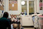 Mørklægning. Der er sat træplader op foran vinduerne for at dæmpe støjen. Der kommer derfor hverken dagslys eller frisk luft ind til de syv små børn, der passes i lejligheden. 