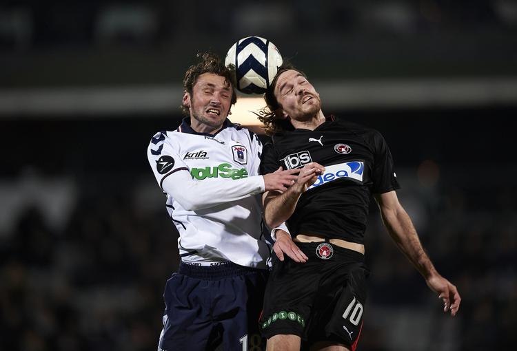 Lige. AGF var heldige med det ene point til aften. Her er det Arthur Sorin fra AGF og Tim Janssen fraFCM, der mødes i luften. 