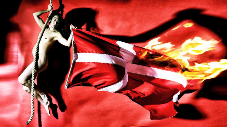 sort. Billedet bag på 18 Movia-busser skal reklamere for forestillingen 'Frelseren' på Østre Gasværk. 