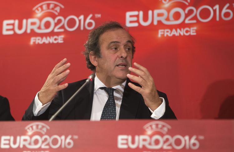 besparende. Uefa-præsident Michel Platini har fået mange point for idéen, men Fifa-bossen tror ikke på et EM i mange lande. 
