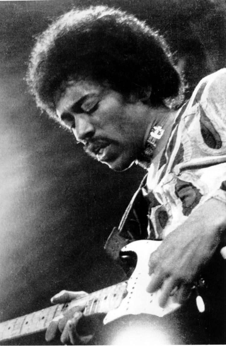legende. Jimi Hendrix døde 27 år gammel, 18. september 1970 på Hotel Samarkand i London - eftersigende blev han kvalt i sit eget bræk i en seng. 