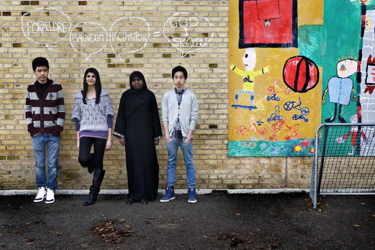 Kritisabelt. Undervisningstilbuddene til unge tosprogede danskere er langt under lavmålet, og 'Ny Nordisk Skole' er langt fra svaret, mener dagens debattør. Her ses fire elever fra Hasle Skole ved Århus. 