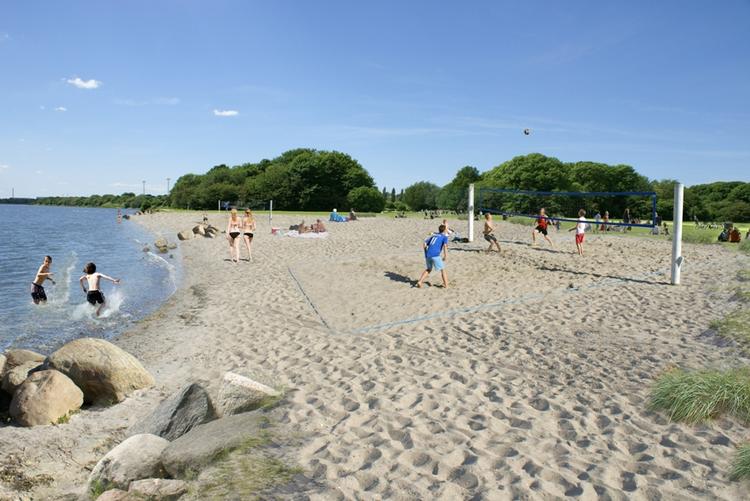 Gadeplan. Svanemølle-stranden på Østerbro og Amager Strandpark får konkurrence fra endnu en ny strand i København. Den komemr efter planen til at se nogenlunde sådan ud. 