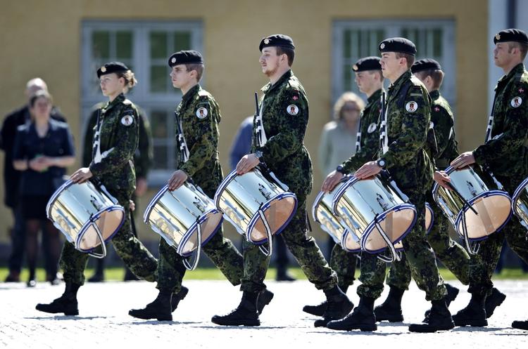 Nedskæringer. Regeringen lægger op til besparelser på forsvaret på 2,7 milliarder kroner om året. 