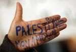Støtte. En fransk demonstrant har sat et hjerte over i'et i Palæstina for at vise sin opbakning til et frit Palæstina. 