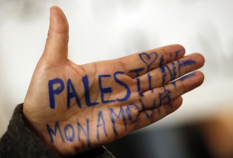 Støtte. En fransk demonstrant har sat et hjerte over i'et i Palæstina for at vise sin opbakning til et frit Palæstina. 
