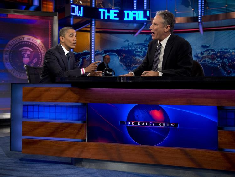 Satire. Selvom Jon Stewart afbryder og laver grin med sine gæster, er der rift om at komme på besøg hos den populære tv-vært. Her er det Barack Obama, der kigger forbi. Danskerne kan hver uge følge 'The Daily Show' på DR2 