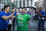 Salgssucces. Glæden var stor blandt hundredvis af amerikanere, som havde stået i kø ved Apples forretning på Fifth Avenue i New York, da iPhone 5 blev frigivet til salg 21. september. 