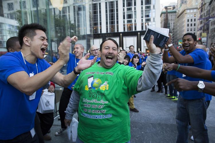 Salgssucces. Glæden var stor blandt hundredvis af amerikanere, som havde stået i kø ved Apples forretning på Fifth Avenue i New York, da iPhone 5 blev frigivet til salg 21. september. 