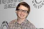 UKRISTELIGT. Angus T. Jones fra 'Two and a Half Men' har fundet Jesus i sine sene teenage-år og siger nu, at serien er i strid med hans religiøse overbevisning. 