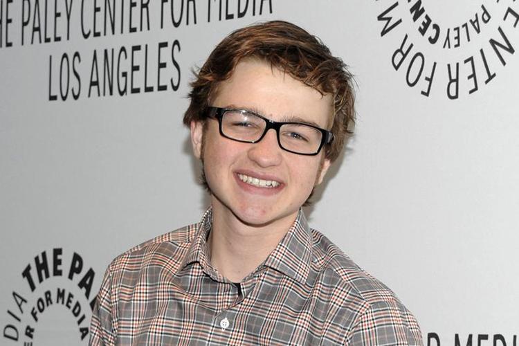 UKRISTELIGT. Angus T. Jones fra 'Two and a Half Men' har fundet Jesus i sine sene teenage-år og siger nu, at serien er i strid med hans religiøse overbevisning. 