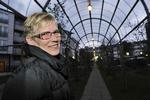 Flygter. Karin Leegaard Hansen fllytter med sin mand til Jylland. Hun er ikke tryg ved at bo i Egedalsvænge længere, forklarer hun. 