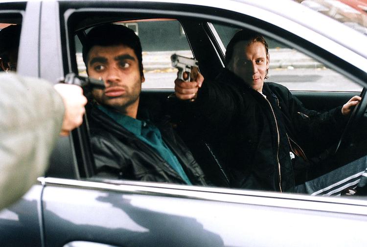 Ensidigt. Skuespillere med anden etnisk baggrund spiller altid indvandrere i danske film, eksempelvis Ali Kazim i filmen 'Pizza King'. 