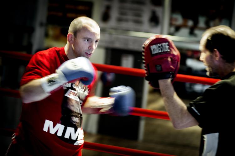Debutant. Madsen (t.v.) har en aftale om seks MMA-kampe i de kommende to år. 