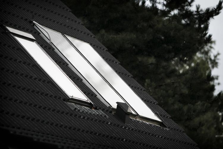 Afgiftstigning. Dansk Energi, som er energiselskabernes brancheforening, fortæller, at el-selskaberne fra og med næste år vil opkræve mere i netbetaling fra solcelle-kunderne men at taksterne endnu ikke er fastlagt. 