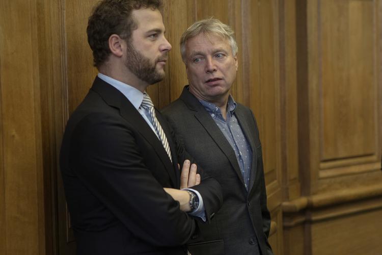 Juletræsdebat. Uffe Elbæk (til højre), der her taler med ministerkollega Morten Østergaard, synes, at debatten om juletræet i Kokkedal »er endt rigtig kedeligt« 