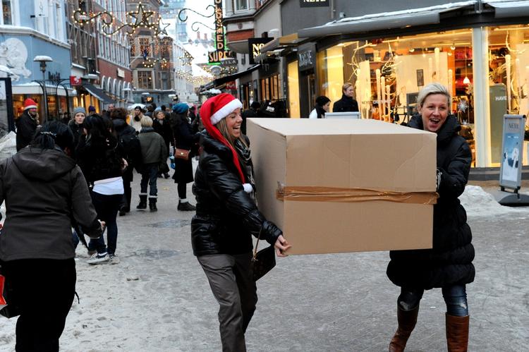 Julegaveindkøb. 40 procent af danskerne forventer at købe deres julegaver på nettet for at spare tid. 