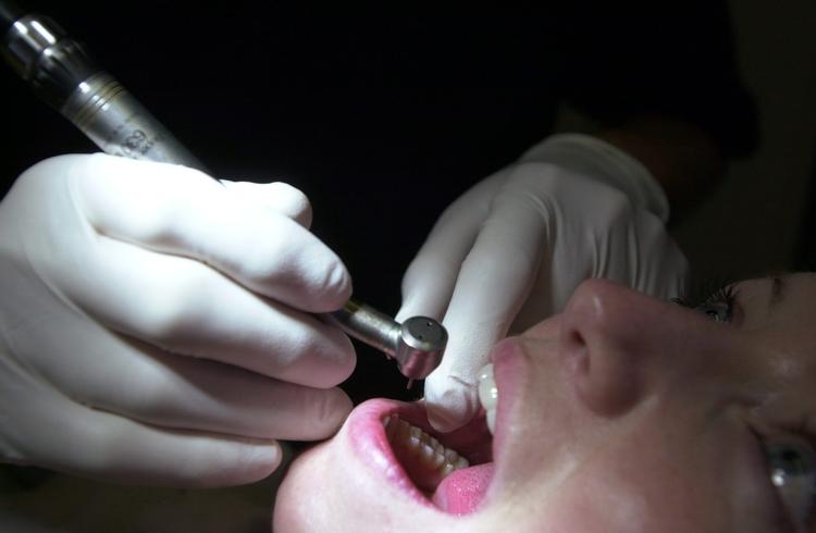ændring. Tandlægerne har længe troet, at caries var en sygdom, hvor kurven ville fortsætte med at falde støt i de kommende generationer. 