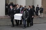 Farvel. Kisten med 21-årige, knivdræbte, Jonas Thomsen Sekyere, bæres ud af Vor Frue Kirke. 