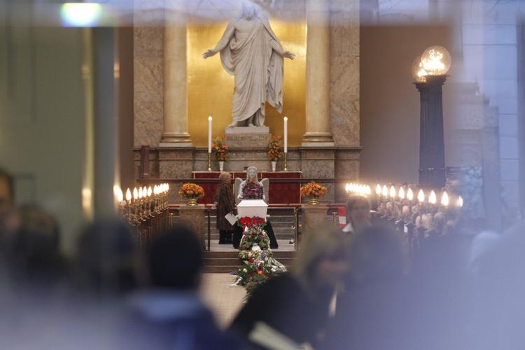 Farvel. Vor Frue Kirke var proppet, da venner og familie i dag skulle sige farvel til Jonas Thomsen Sekyere. 