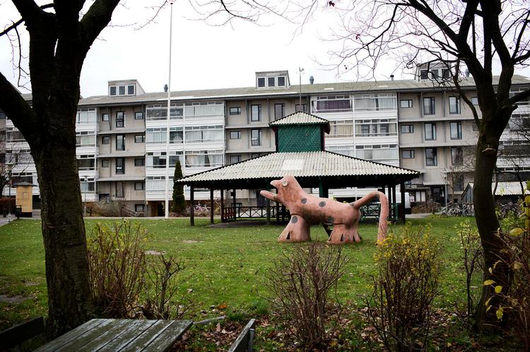 Træstrid. Den aflyste julefest i  Egedalsvænge i Kokkedal har skabt  overskrifter. Spørgsmålet er, om der overhovedet kommer noget nåletræ op på toppen af bebyggelsens 'kineserhus' i år, som det har været traditionen i 25 år - uanset hvem der vælges til bestyrelsen onsdag aften. 