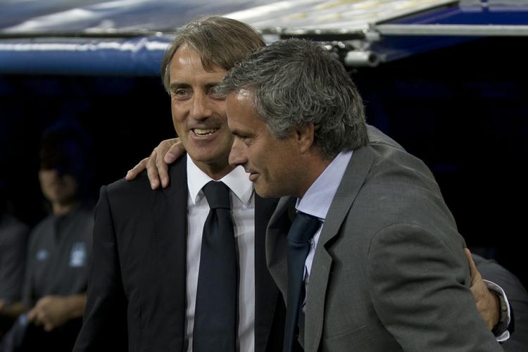 grå-guld. Manchester Citys italienske træner Roberto Mancini (tv) og Real Madrids portugisiske træner José Mourinho (th) er begge placeret højt på listen over de bedst lønnede trænere. 