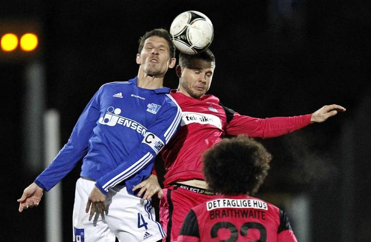 pokalkamp. Esbjergs Kenneth Fabricius (th) satte vestjyderne i gang mod Lyngby fra den næstbedste række. 
