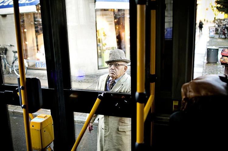 Betingelse. Tilskud til danskere over 65 år, der får rabat på busbilletten og andre goder, skal fremover være  betinget af, hvor velhavende de er, hvis det står til Margrethe Vestager (R),  Bent Hansen (S) og Erik Nielsen (S). 