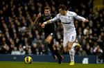 duel. Tottenhams Gareth Bale tordner forbi Liverpools anfører Steven Gerrard i dysten på White Hart Lane. 