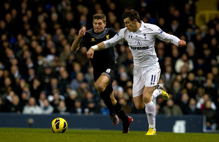 duel. Tottenhams Gareth Bale tordner forbi Liverpools anfører Steven Gerrard i dysten på White Hart Lane. 