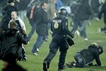 Kaos. Brøndby-FCK endte i nogle af de værste tilskueroptøjer, vi har set herhjemme. 
