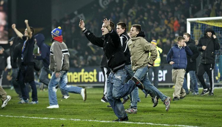 Optøjer. Massevis af Brøndby-fans løb på banen efter kampen mod FCK. 