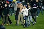 Pokalkvartfinale på Brøndby Stadion: Brøndby - FCK. Brøndbys fans på banen i kamp med kontrollører og politi. 