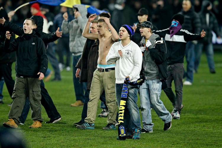 Pokalkvartfinale på Brøndby Stadion: Brøndby - FCK. Brøndbys fans på banen i kamp med kontrollører og politi. 