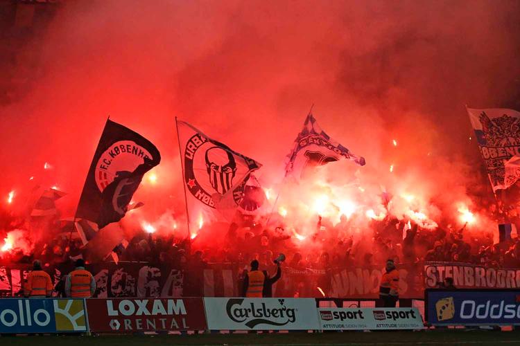 FCK's fans havde deres romerlys med.. 